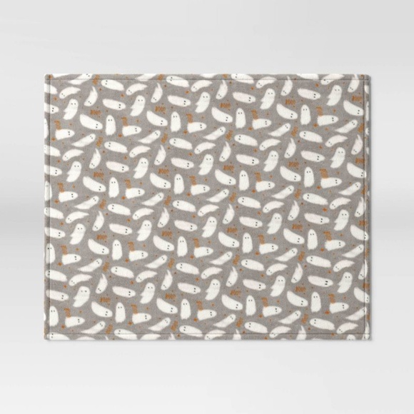 Halloween Ghost Printed Plush Throw Blanket Gray/Ivory - Hyde & EEK! - Picture 3 of 11